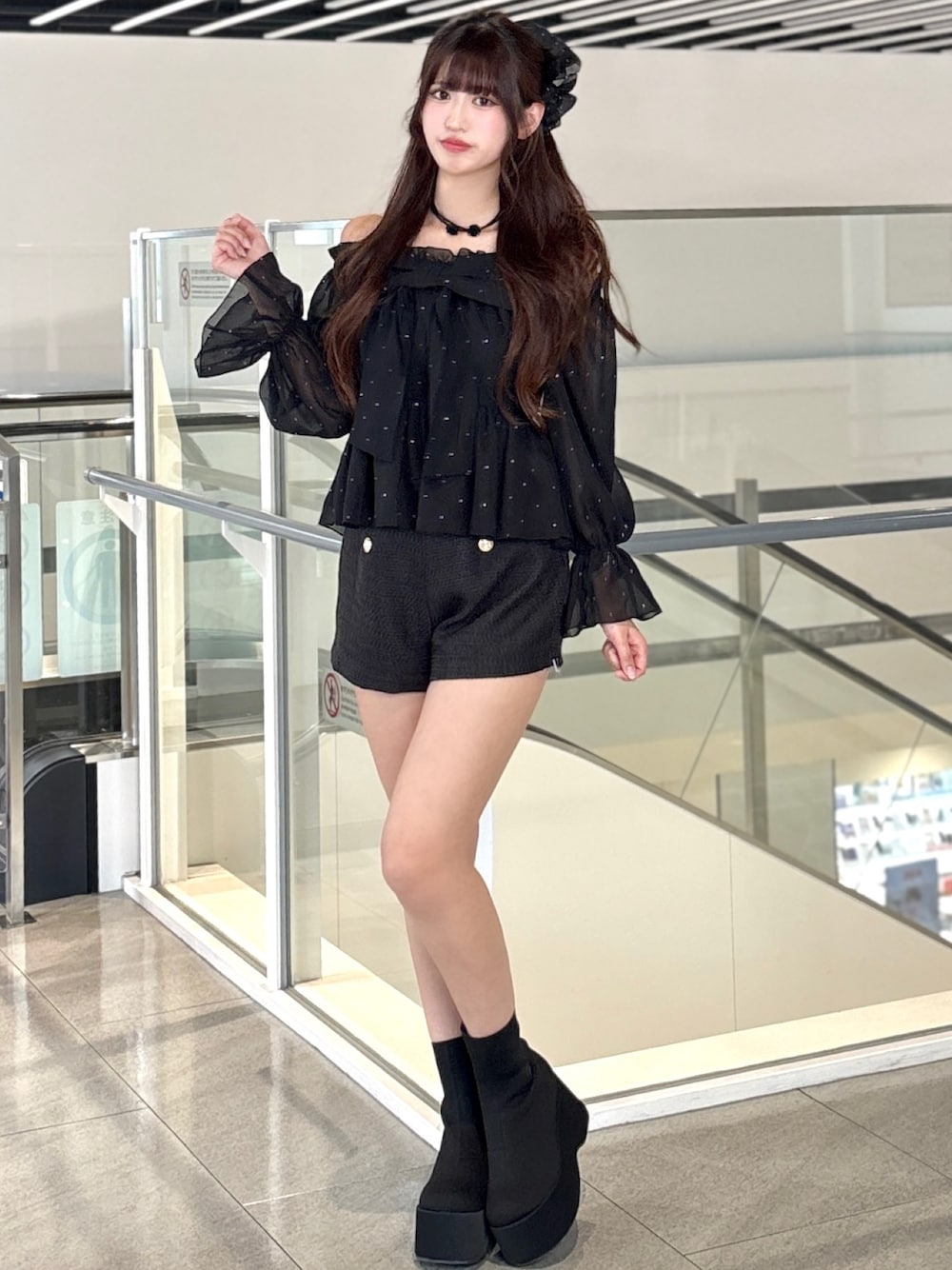 ブラック系のシャツ/ブラウス、ブラック系のその他パンツ、ブラック系のブーツを着用したレディースの秋コーディネートの1枚目の写真