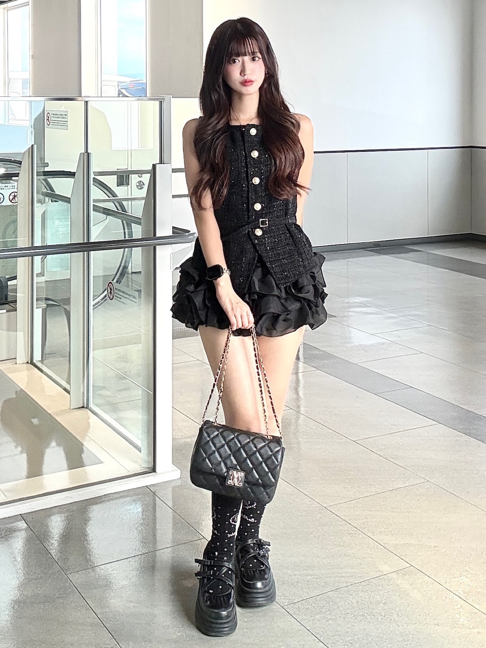 ブラック系のショルダーバッグ、ブラック系のシャツ/ブラウスを着用したレディースの夏コーディネートの1枚目の写真