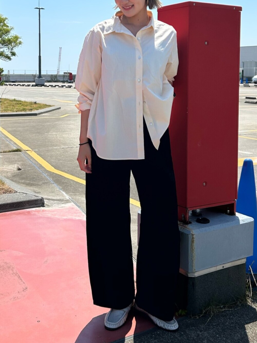 ブラック系のデニムパンツ、ベージュ系のシャツ/ブラウス、ベージュ系のローファーを着用したレディースの夏コーディネートの1枚目の写真