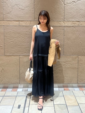 「LOUNGEDRESS（ラウンジドレス）のサテンティアードキャミワンピース（ワンピース、ブラック系）」を使った、Fukuda Hinakoさん（レディース・159cm）の春コーディネート