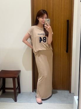「LOUNGEDRESS（ラウンジドレス）のソフトカットスカート（スカート、ベージュ系）」を使った、Fukuda Hinakoさん（レディース・159cm）の春コーディネート