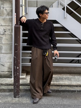 「アイテム（コインケース）」を使った、岡本幸大さん（メンズ・172cm）の秋コーディネート