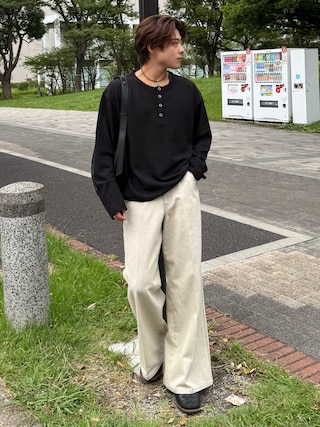「Loose/ルース(ルース)のショートリブ ヘンリーネックロンT(Tシャツ/カットソー)」を使った、岡本幸大さん(メンズ・172cm)の秋コーディネート