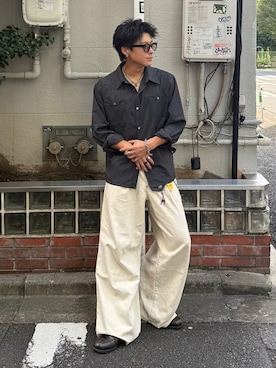 「アイテム（コインケース）」を使った、岡本幸大さん（メンズ・172cm）の秋コーディネート