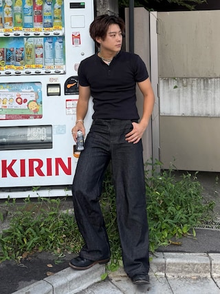 「ANDER HUNK(アンダーハンク)のSlim Fit Henry neck Rib T-shirt/スリムフィットヘンリーネックリブTシャツ(Tシャツ/カットソー)」を使った、岡本幸大さん(メンズ・172cm)の夏コーディネート