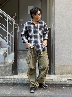 「アイテム（コインケース）」を使った、岡本幸大さん（メンズ・172cm）の秋コーディネート