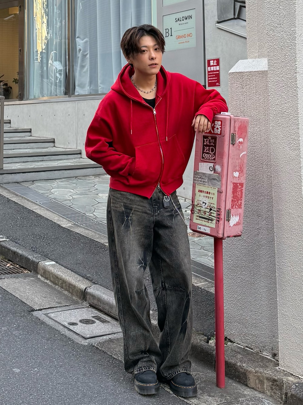 「メンズコーデ、カジュアル、カジュアルコーデ、パーカー、SWAGBIVE、デニム、デニムパンツ、今日のコーデ、メンズファッション、カジュアルスタイル」｜「soerteのHeavy weight double zip-up hoodie /ヘビーウェイトダブルジップフーディー（パーカー、レッド系）」を使った、岡本幸大さん（メンズ・172cm）の冬コーディネートの1枚目の写真