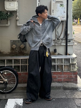 「アイテム（コインケース）」を使った、岡本幸大さん（メンズ・172cm）の秋コーディネート