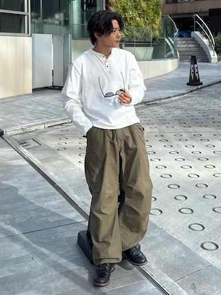「WHO'S WHO gallery(フーズフーギャラリー)の【Sourcream】パール針抜きヘンリーL/S TEE(Tシャツ/カットソー)」を使った、岡本幸大さん(メンズ・172cm)の春コーディネート