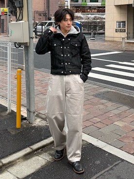 「SINSS（シンス）のアイテム（トップス）」を使った、岡本幸大さん（メンズ・172cm）の春コーディネート