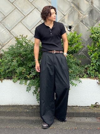 「EMMA CLOTHES(エマクローズ)のTRストレッチスーツ地 ストレート 1タック センタープレス ワイドパンツ(スラックス)」を使った、岡本幸大さん(メンズ・172cm)の夏コーディネート