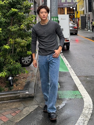 「SINSS（シンス）のCompact rib henley LS T-shirt / コンパクトリブヘンリーロングスリーブTシャツ（Tシャツ/カットソー）」を使った、岡本幸大さん（メンズ・172cm）の秋コーディネート