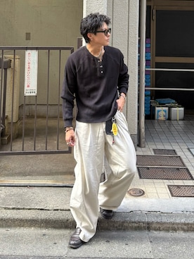 「Adoon plain（アドーンプレーン）のアイテム（スラックス）」を使った、岡本幸大さん（メンズ・172cm）の秋コーディネート