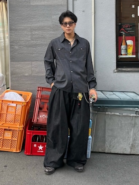 「アイテム（コインケース）」を使った、岡本幸大さん（メンズ・172cm）の秋コーディネート