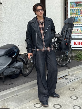 「CRIMIE（クライミー）のMIKE BIKER SHADE SUNGLASSES（サングラス）」を使った、岡本幸大さん（メンズ・172cm）の秋コーディネート