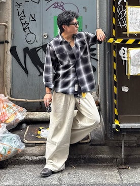 「アイテム（スラックス）」を使った、岡本幸大さん（メンズ・172cm・20代）の秋コーディネート