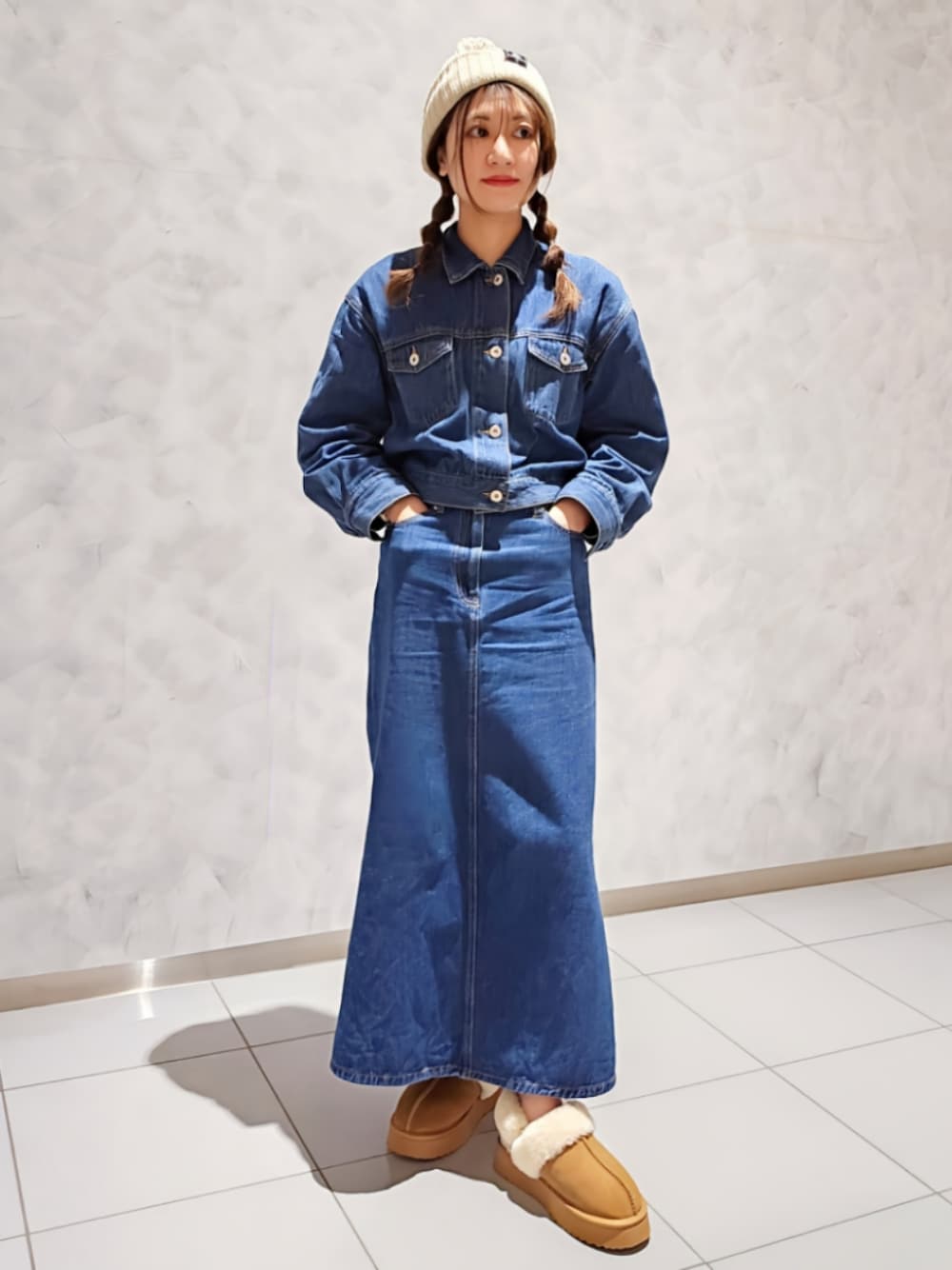 イエロー系のサンダル、ブルー系のデニムジャケット、ブルー系のデニムスカートを着用したレディースの秋コーディネートの1枚目の写真