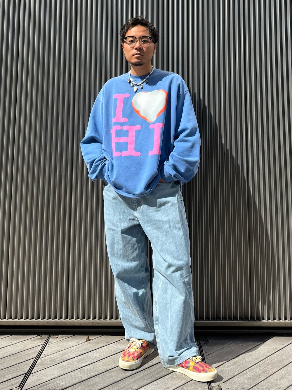 「最近のいい感じコーデ、メンズコーデ、大人カジュアル、デニム、メガネ男子、Levi's、ラフコーデ」｜「Levi'sのアイテム（デニムパンツ、ブルー系）」を使った、charucharu0120さん（メンズ・169cm）の春コーディネートの1枚目の写真