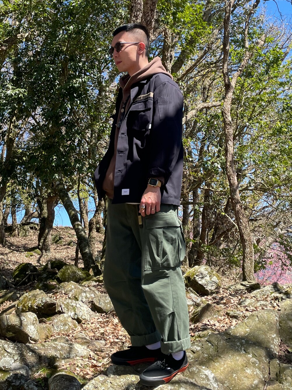 「ootd、街頭穿搭、休閒、工裝褲、VANS、wtaps」｜「WTAPSのアイテム（スニーカー、ブラック系）」を使った、longstopさん（メンズ・175cm）の春コーディネートの1枚目の写真