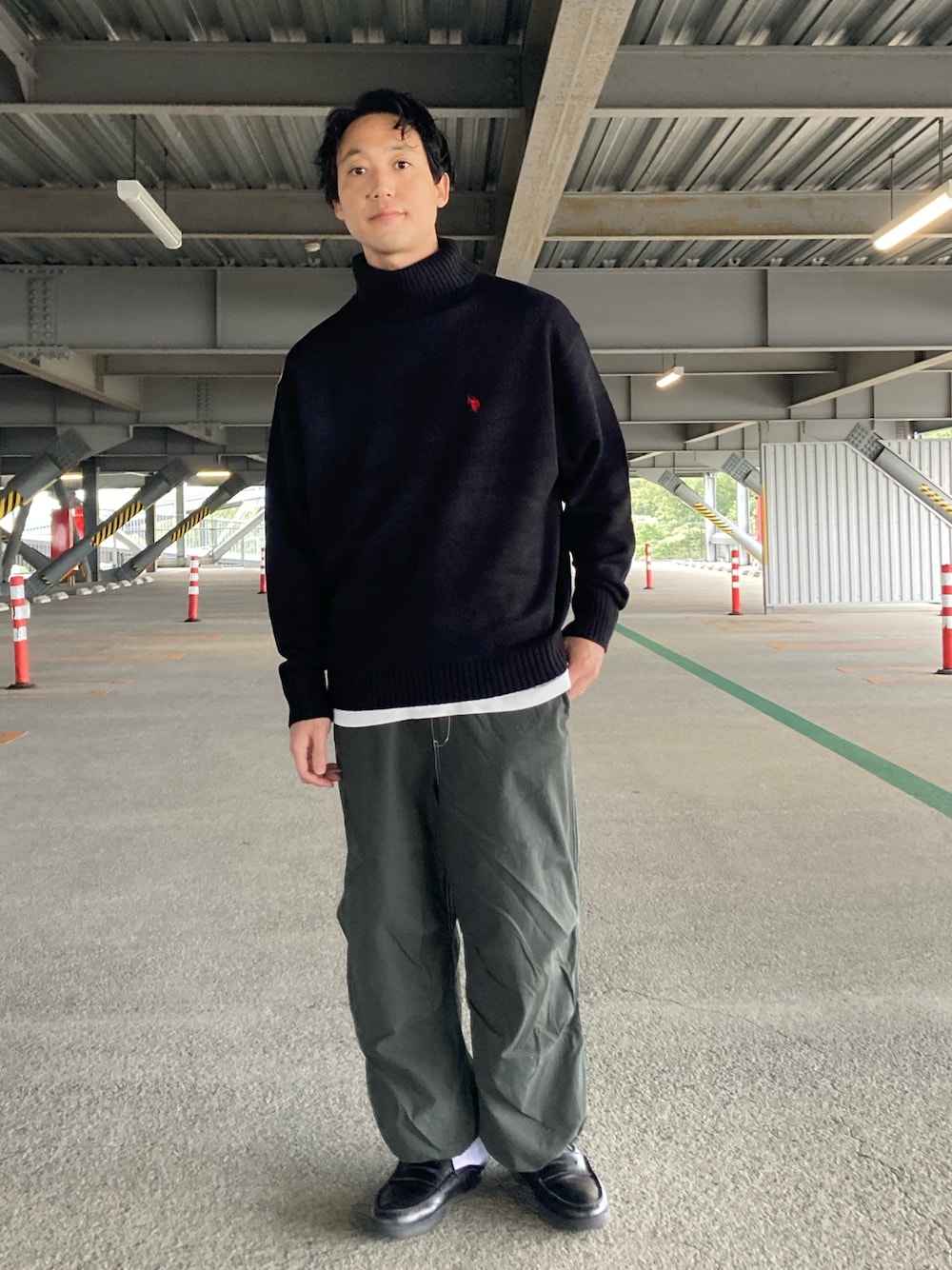 「WEARハロウィン2022、シンプルコーデ、ニット、きれいめカジュアル、レイヤードスタイル、カーゴパンツ、秋冬コーデ、秋のコーデ、シンプルスタイル、お洒落さんと繋がりたい、ブラックコーデ、いいね、save、フォローお願いします🤑、タートルネック、タートルネックニット、ローファー」｜「U.S. POLO ASSN.の1ポイント刺繍タートルネックニットプルオーバー（ニット/セーター、ブラック系）」を使った、SHINJI OMINOさん（メンズ・182cm）の秋コーディネートの1枚目の写真