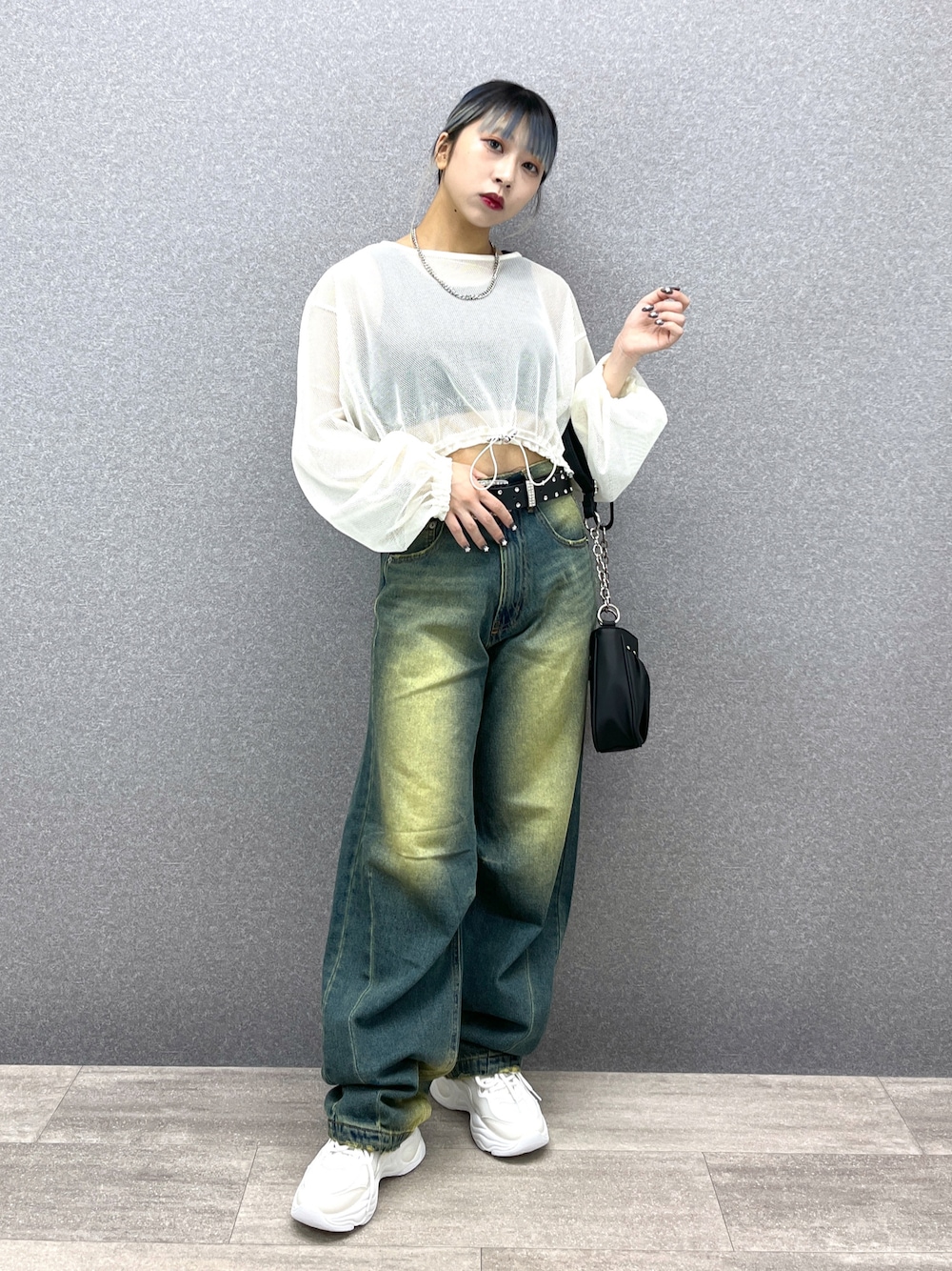 「オトナカジュアル、夏、スニーカー、プチプラ、デニム、お出かけコーデ、メッシュトップス、ショート丈トップス、カーブパンツ、低身長コーデ、骨格ウェーブ」｜「WEGOのWEGO/ドロストメッシュロンT（Tシャツ/カットソー、ホワイト系）」を使った、ユウカさん（レディース・150cm）の夏コーディネートの1枚目の写真