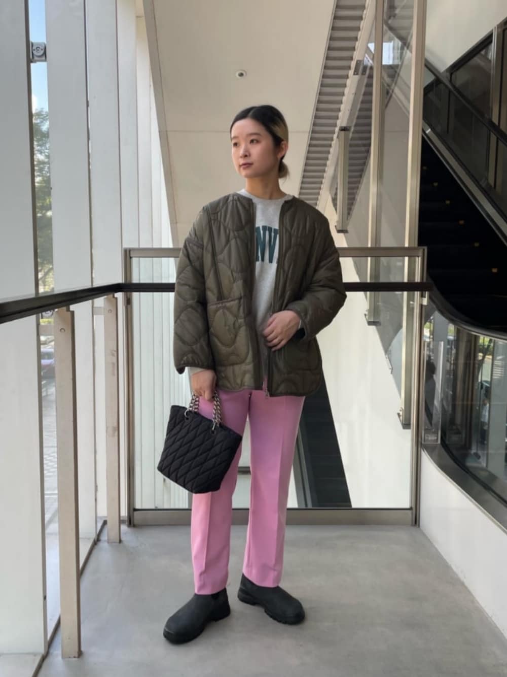 ブラック系のショルダーバッグ、ブラック系のブーツ、グレー系のTシャツ/カットソーを着用したレディースの秋コーディネートの1枚目の写真