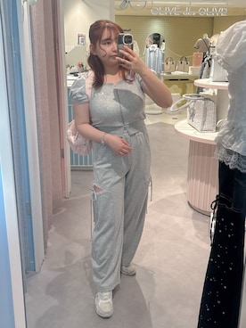 「OLIVE des OLIVE（オリーブデオリーブ）のサイドスリットバレルレッグパンツ（スウェットパンツ、グレー系）」を使った、sanaさん（レディース・157cm）の春コーディネート