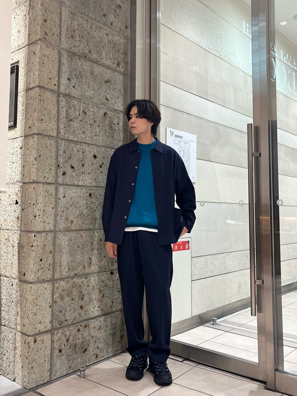 ブルー系のその他アウター、ブルー系のニット/セーター、ブルー系のその他パンツを着用したメンズの秋コーディネートの1枚目の写真