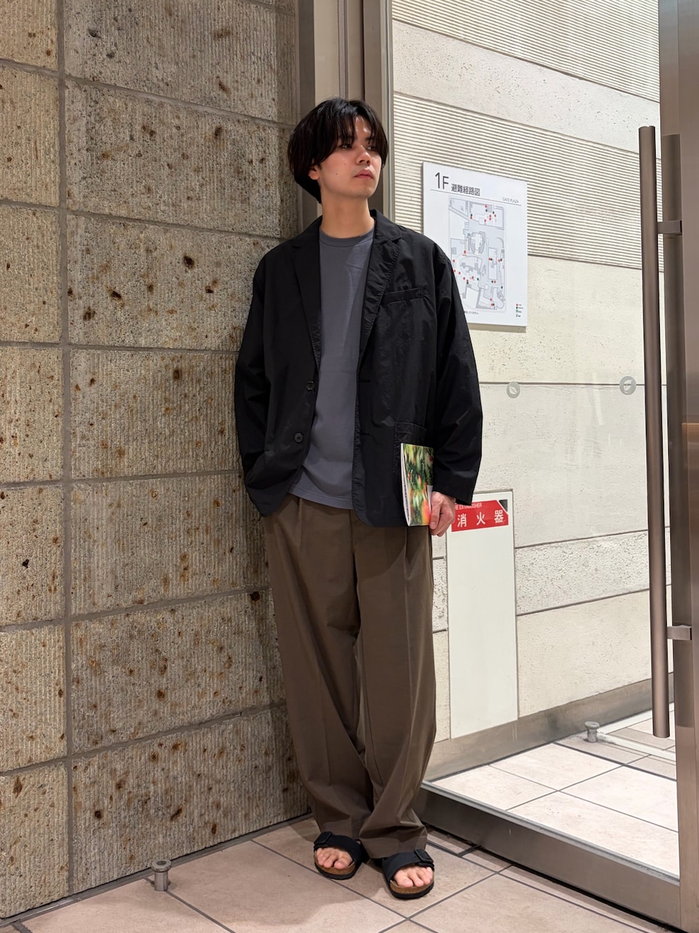 ブラック系のサンダル、ブルー系のTシャツ/カットソー、ブラック系のその他アウターを着用したメンズの春コーディネートの1枚目の写真