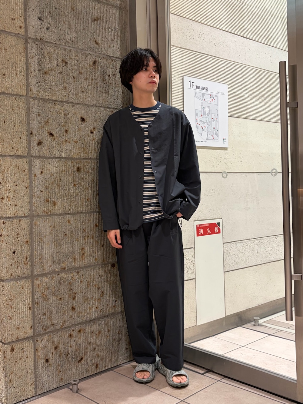 ブルー系のその他パンツ、ブルー系のノーカラージャケット、ブルー系のTシャツ/カットソーを着用したメンズの春コーディネートの1枚目の写真