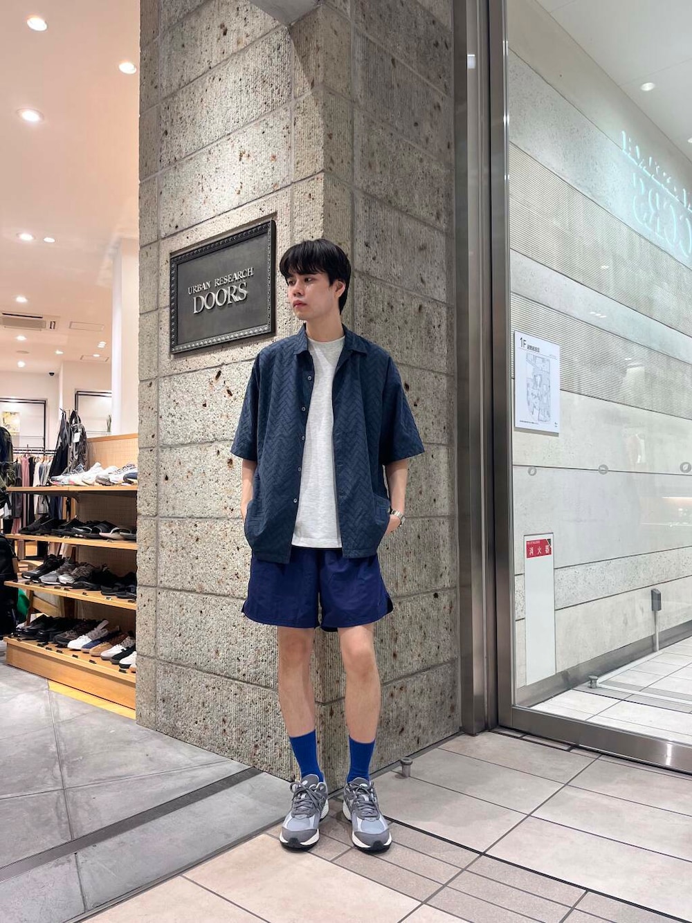 グレー系のスニーカー、ブルー系のシャツ/ブラウスを着用したメンズの夏コーディネートの1枚目の写真