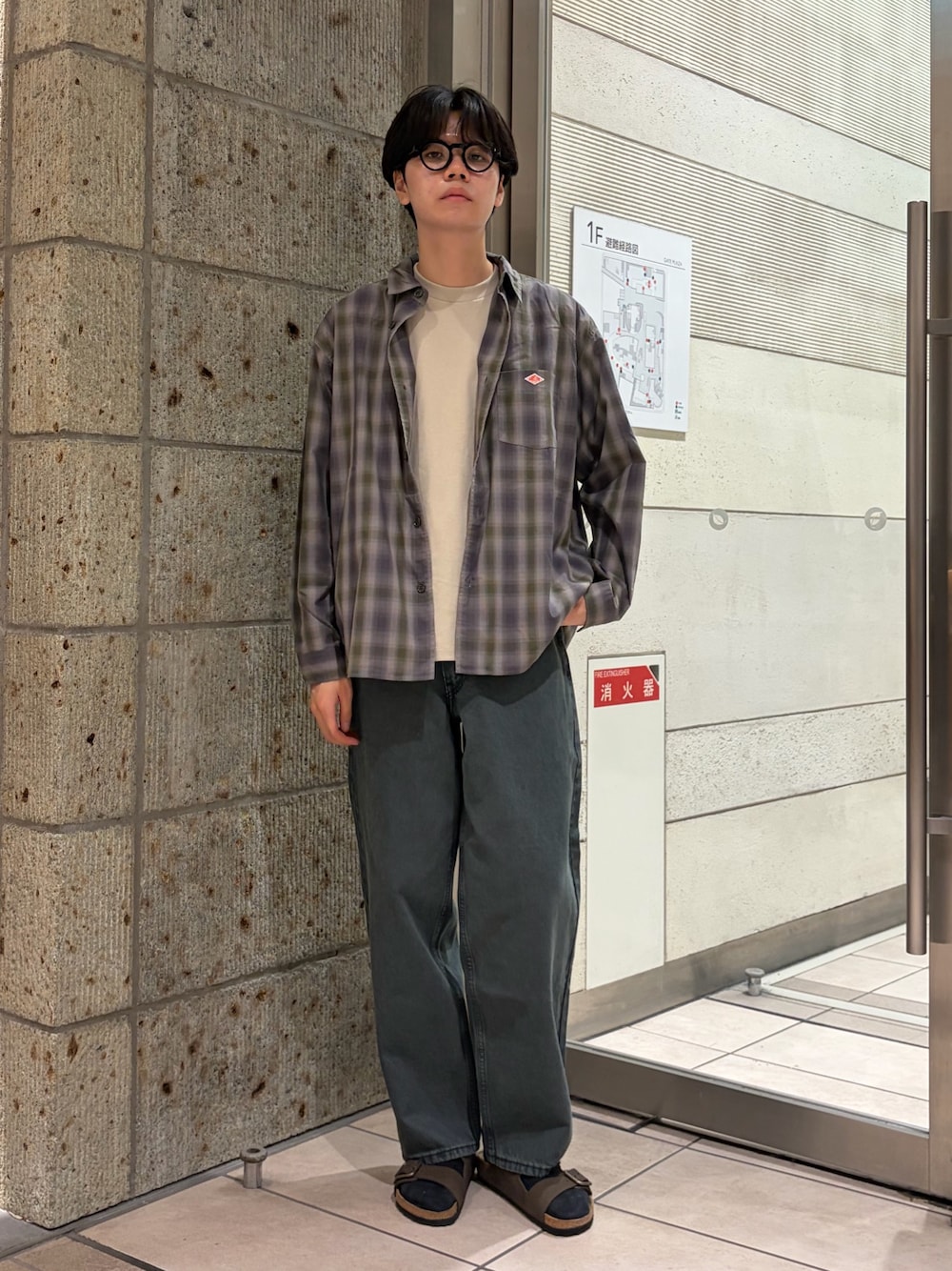 グリーン系のシャツ/ブラウス、ベージュ系のTシャツ/カットソー、ブラウン系のサンダルを着用したメンズの夏コーディネートの1枚目の写真