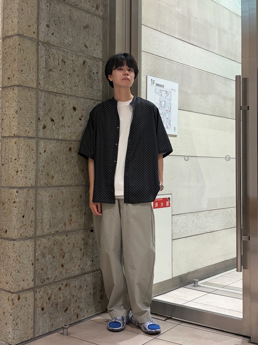 ブラック系のシャツ/ブラウス、ホワイト系のTシャツ/カットソー、グレー系のその他パンツを着用したメンズの夏コーディネートの1枚目の写真