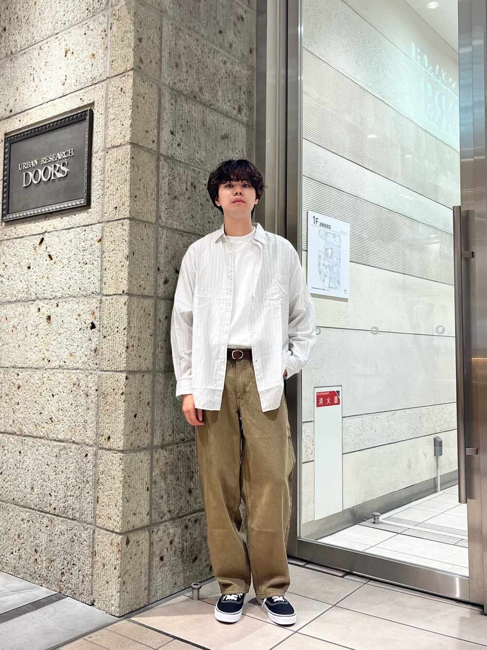 グリーン系のシャツ/ブラウス、ホワイト系のTシャツ/カットソー、ブラック系のスニーカーを着用したメンズの夏コーディネートの1枚目の写真