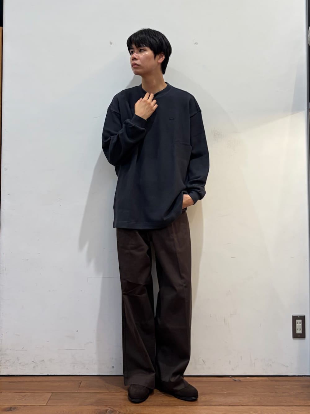 ブラック系のTシャツ/カットソー、ブラウン系のその他パンツ、ブラウン系のドレスシューズを着用したメンズの秋コーディネートの1枚目の写真