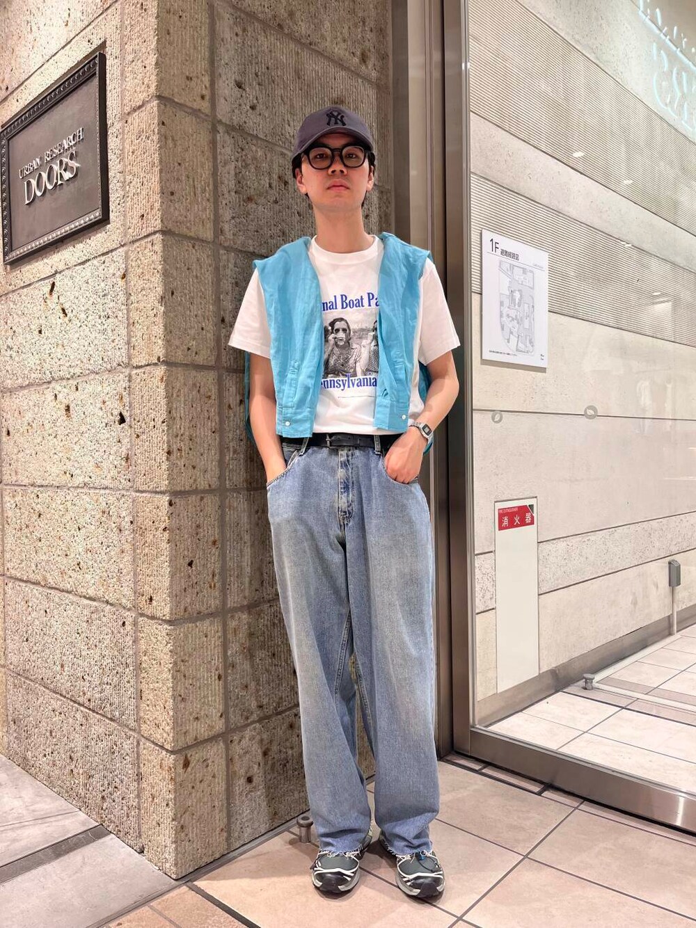 ブラック系のスニーカー、ブルー系のシャツ/ブラウス、ホワイト系のTシャツ/カットソーを着用したメンズの夏コーディネートの1枚目の写真