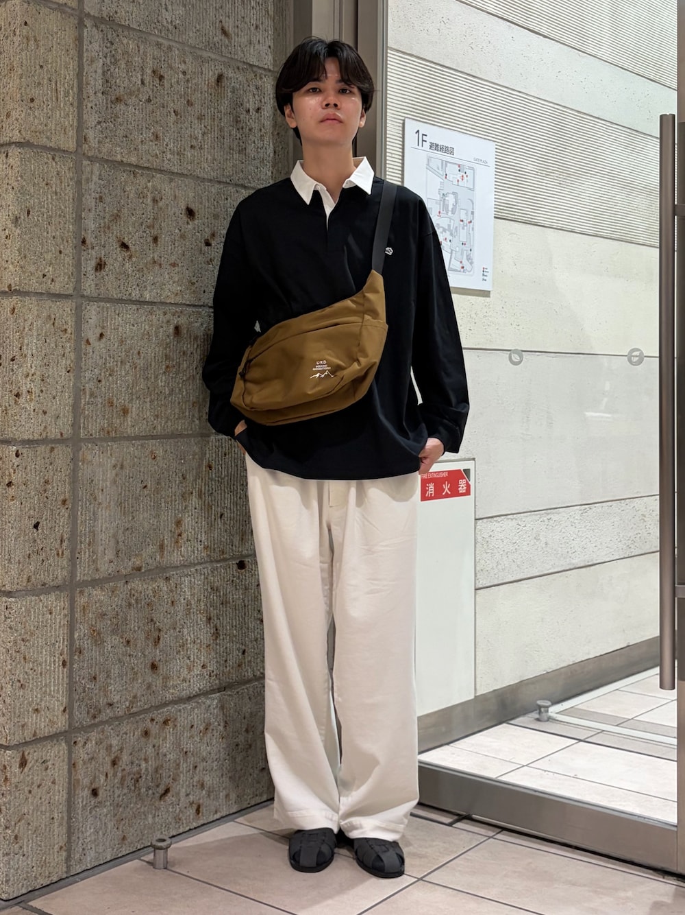 ブラウン系のショルダーバッグ、ベージュ系のその他パンツ、グレー系のTシャツ/カットソーを着用したメンズの夏コーディネートの1枚目の写真