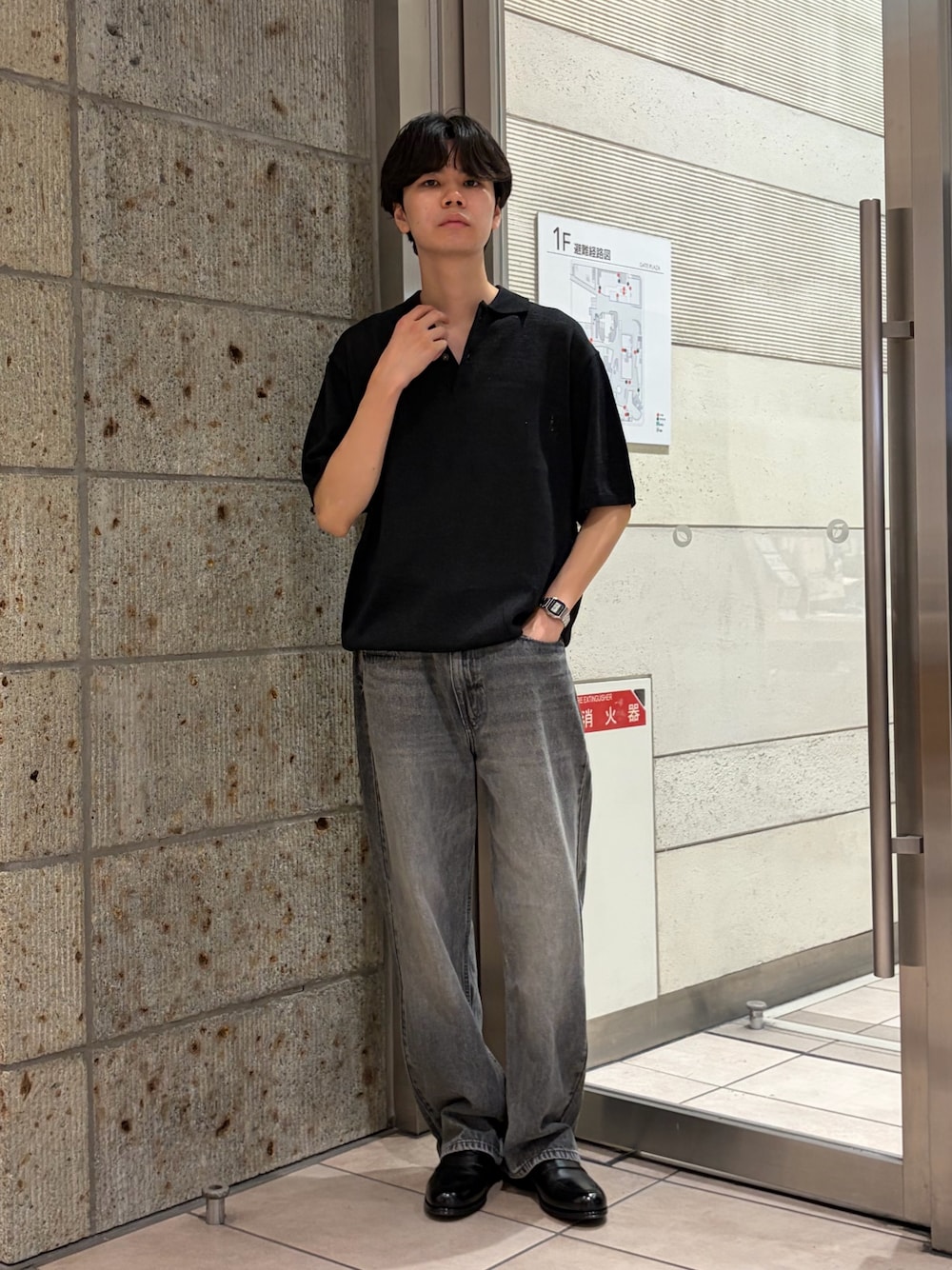 ブラック系のニット/セーター、ブラック系のデニムパンツ、ブラック系のドレスシューズを着用したメンズの夏コーディネートの1枚目の写真