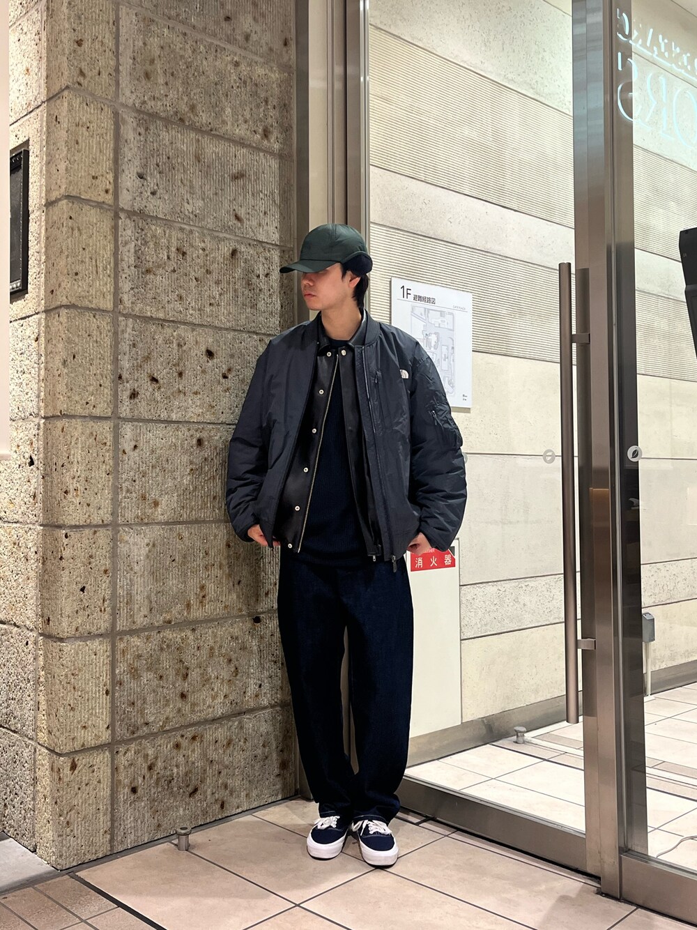 グレー系のその他アウター、ブルー系のTシャツ/カットソー、ブラック系のその他アウターを着用したメンズの秋コーディネートの1枚目の写真
