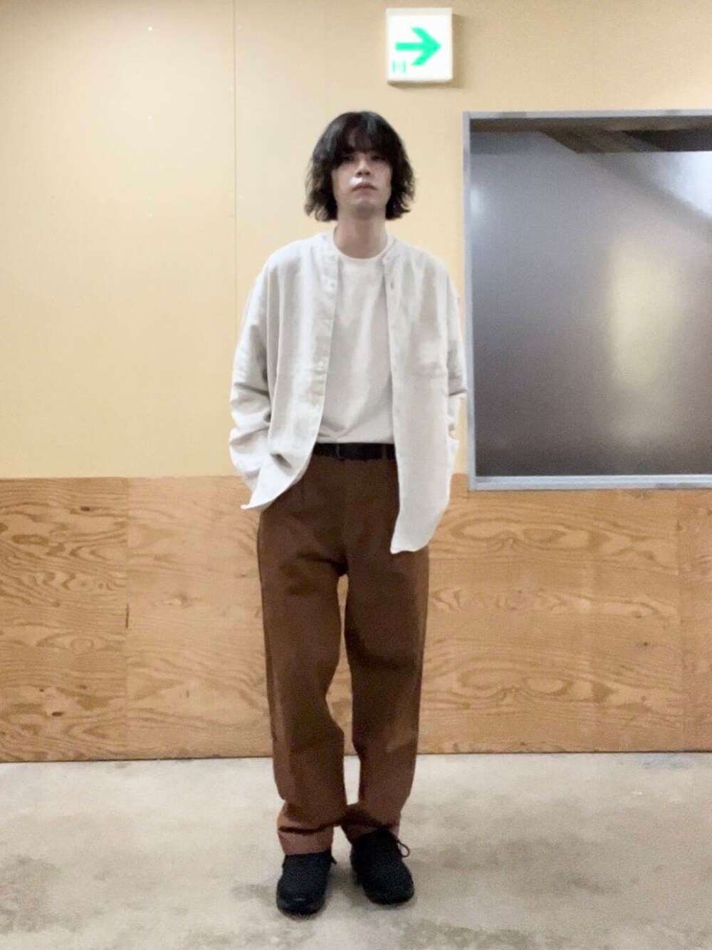 ブラウン系のデニムパンツ、ホワイト系のシャツ/ブラウス、ブラック系のスニーカーを着用したメンズの夏コーディネートの1枚目の写真