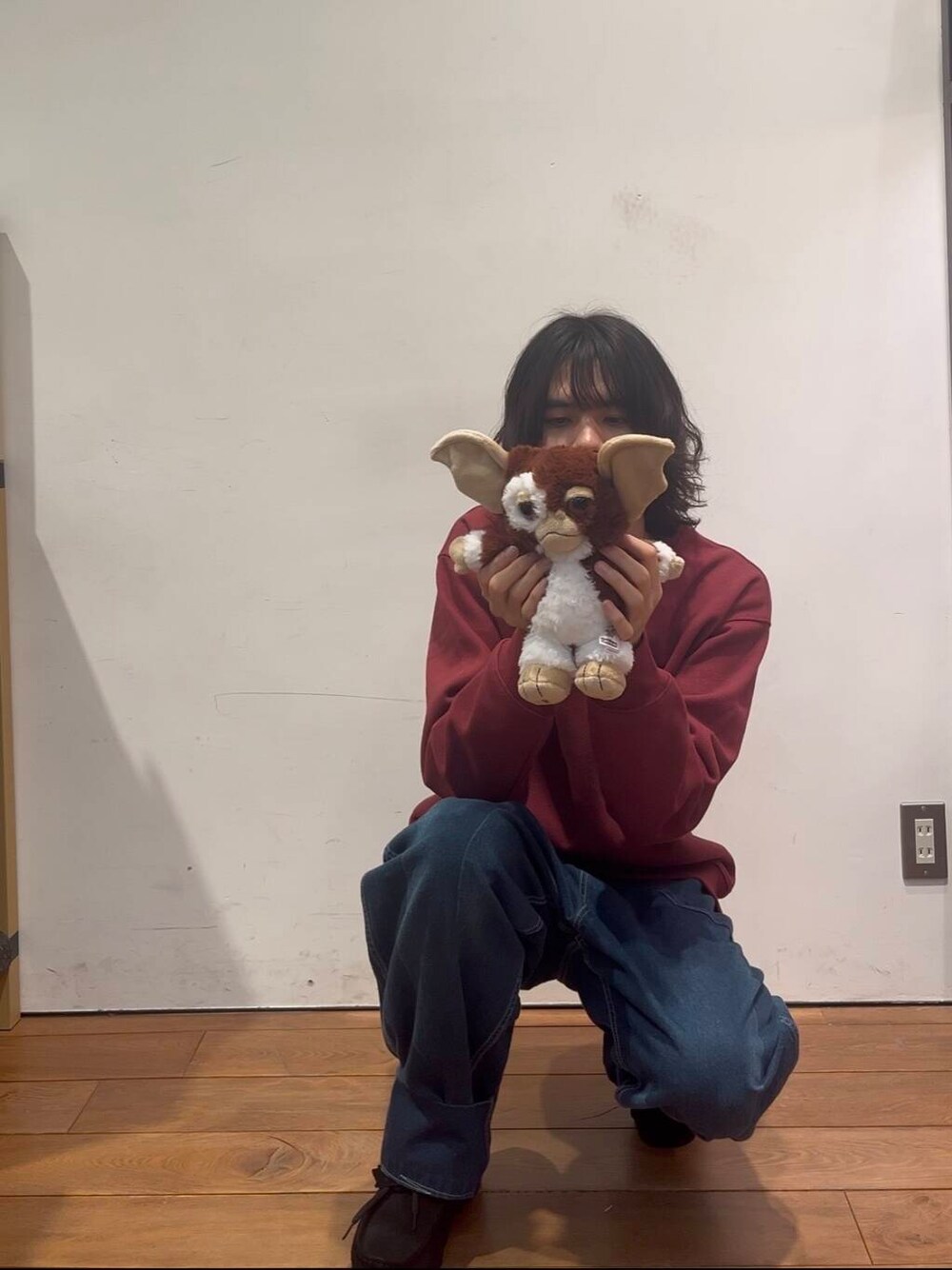 レッド系のスウェット、その他のおもちゃを着用したメンズの冬コーディネートの1枚目の写真