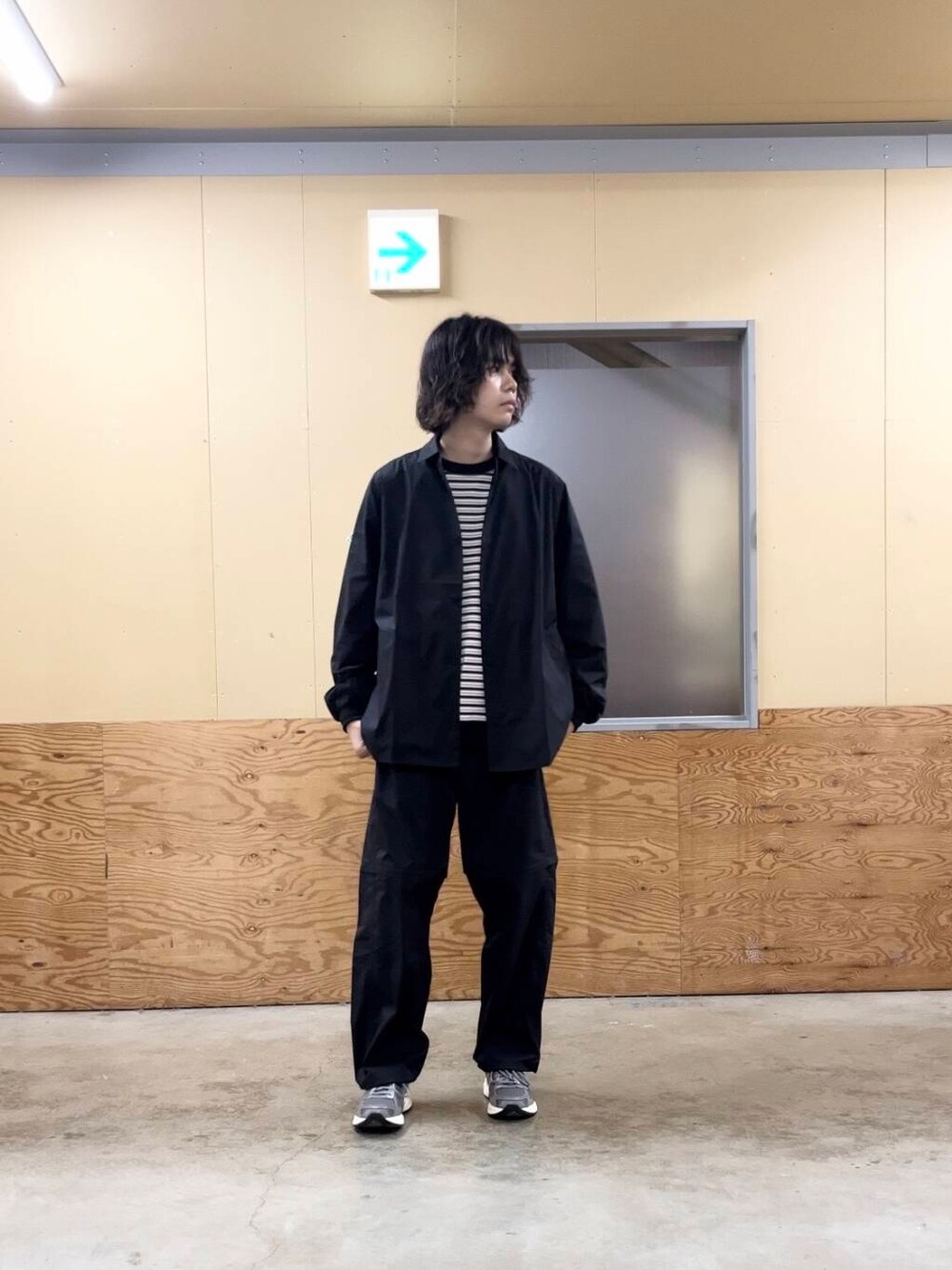 ブラック系のその他パンツ、ブラック系のシャツ/ブラウス、グレー系のスニーカーを着用したメンズの秋コーディネートの1枚目の写真