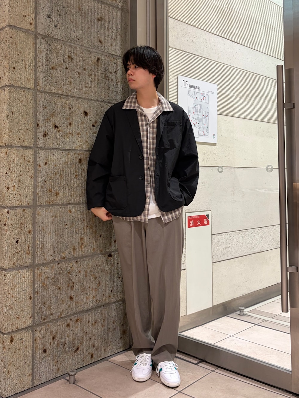 ベージュ系のシャツ/ブラウス、ベージュ系のその他パンツ、ブラック系のその他アウターを着用したメンズの春コーディネートの1枚目の写真