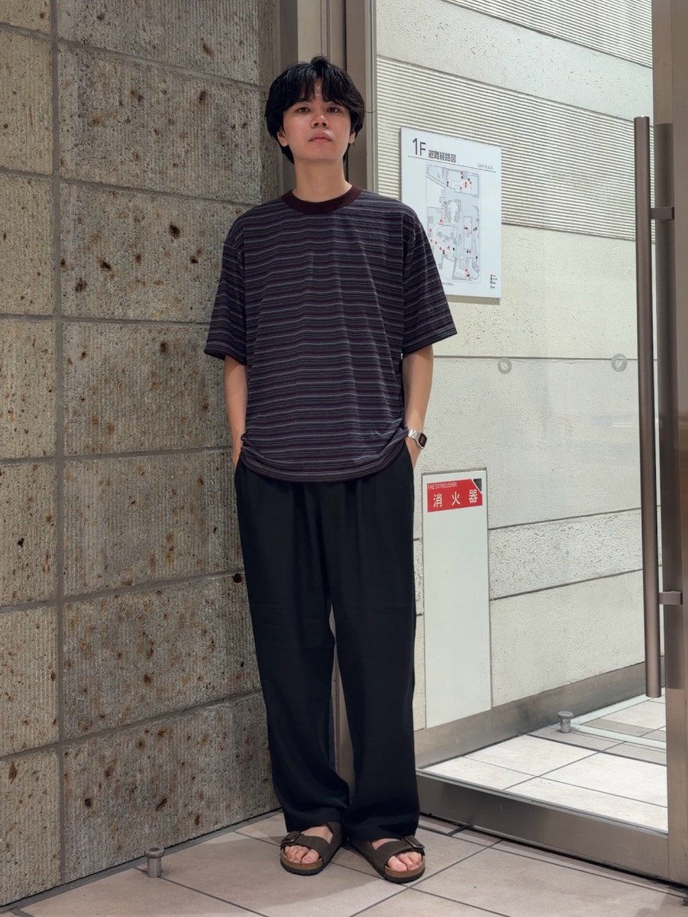 ブラック系のTシャツ/カットソー、ブラック系のその他パンツ、ブラウン系のサンダルを着用したメンズの夏コーディネートの1枚目の写真