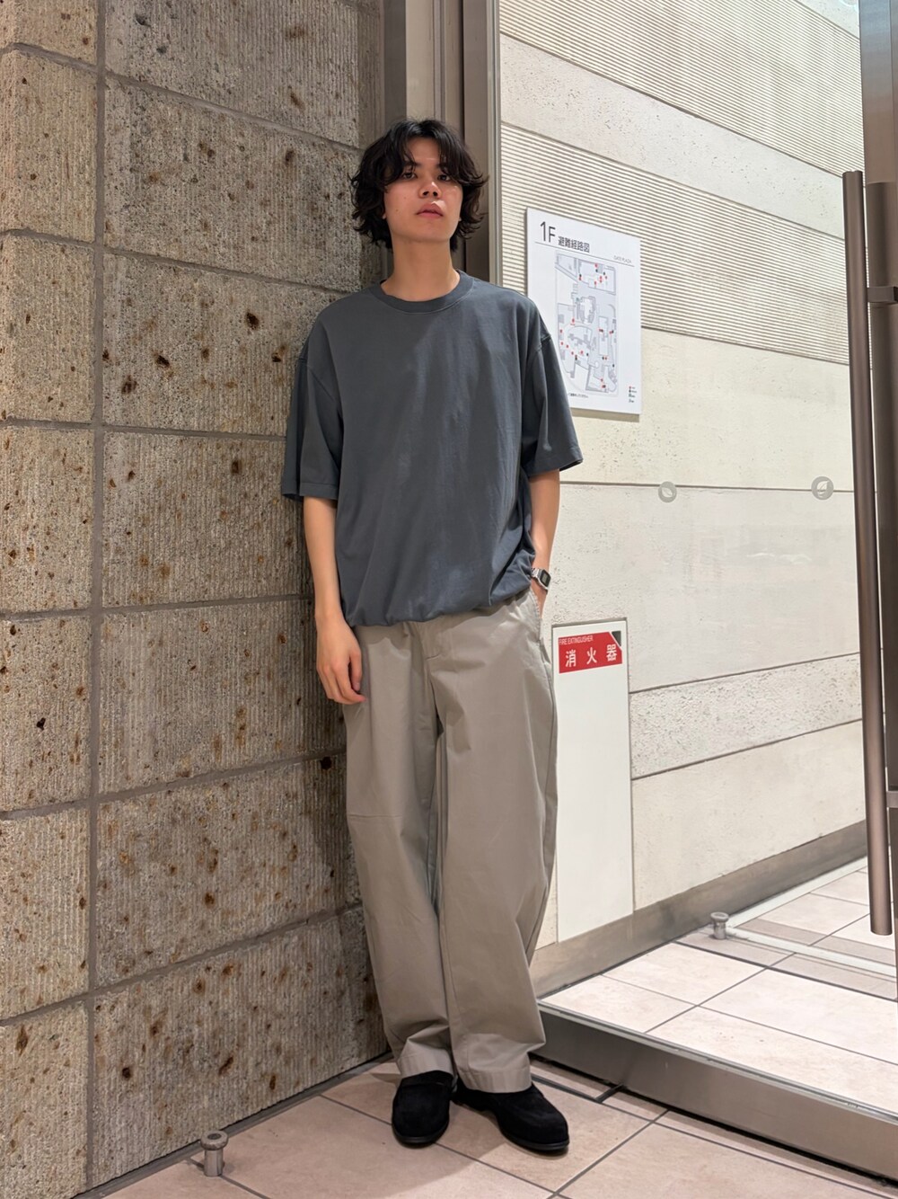 グレー系のTシャツ/カットソー、グレー系のその他パンツ、ブラック系のドレスシューズを着用したメンズの夏コーディネートの1枚目の写真