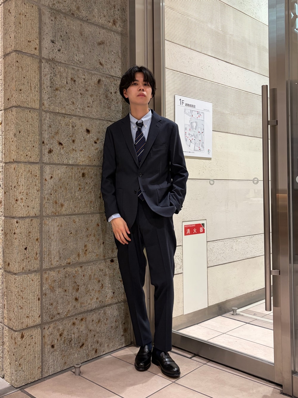 ブルー系のシャツ/ブラウス、ブルー系のネクタイ、ブルー系のスーツパンツを着用したメンズの春コーディネートの1枚目の写真