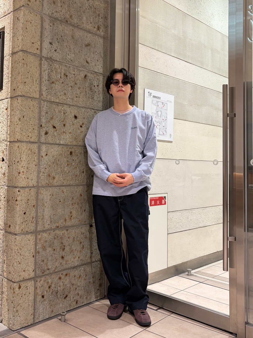 ブルー系のその他パンツ、ブラウン系のスニーカー、ブルー系のTシャツ/カットソーを着用したメンズの冬コーディネートの1枚目の写真