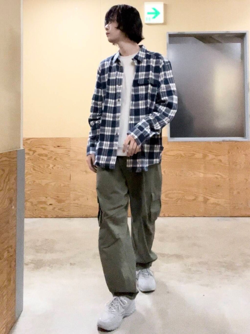 グレー系のスニーカー、ホワイト系のTシャツ/カットソー、グリーン系のその他パンツを着用したメンズの夏コーディネートの1枚目の写真