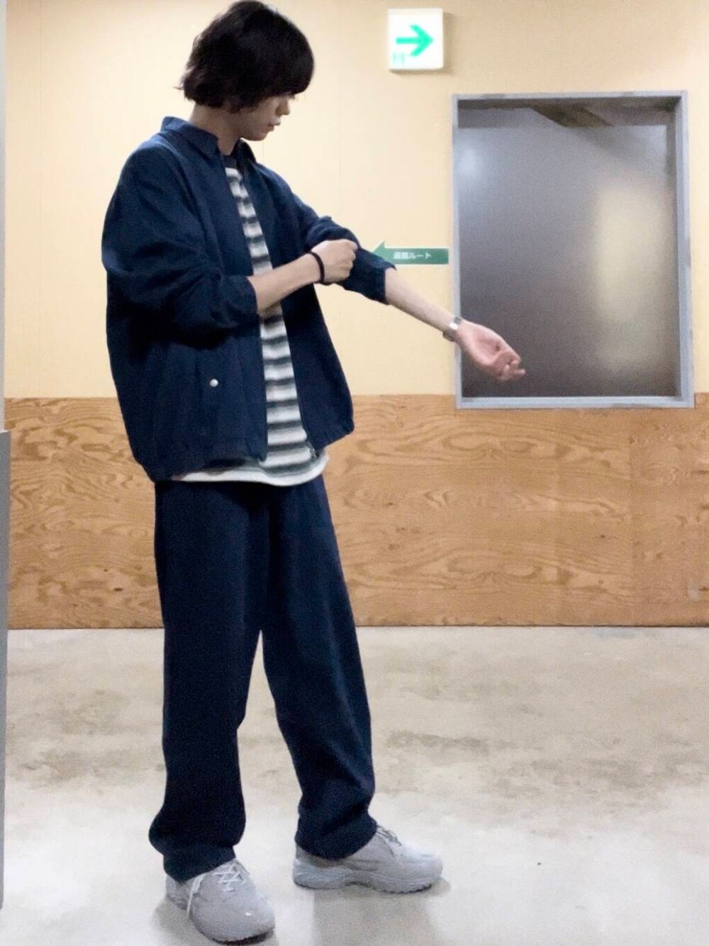 グリーン系のTシャツ/カットソー、ブルー系のデニムパンツ、ブルー系のデニムジャケットを着用したメンズの夏コーディネートの1枚目の写真