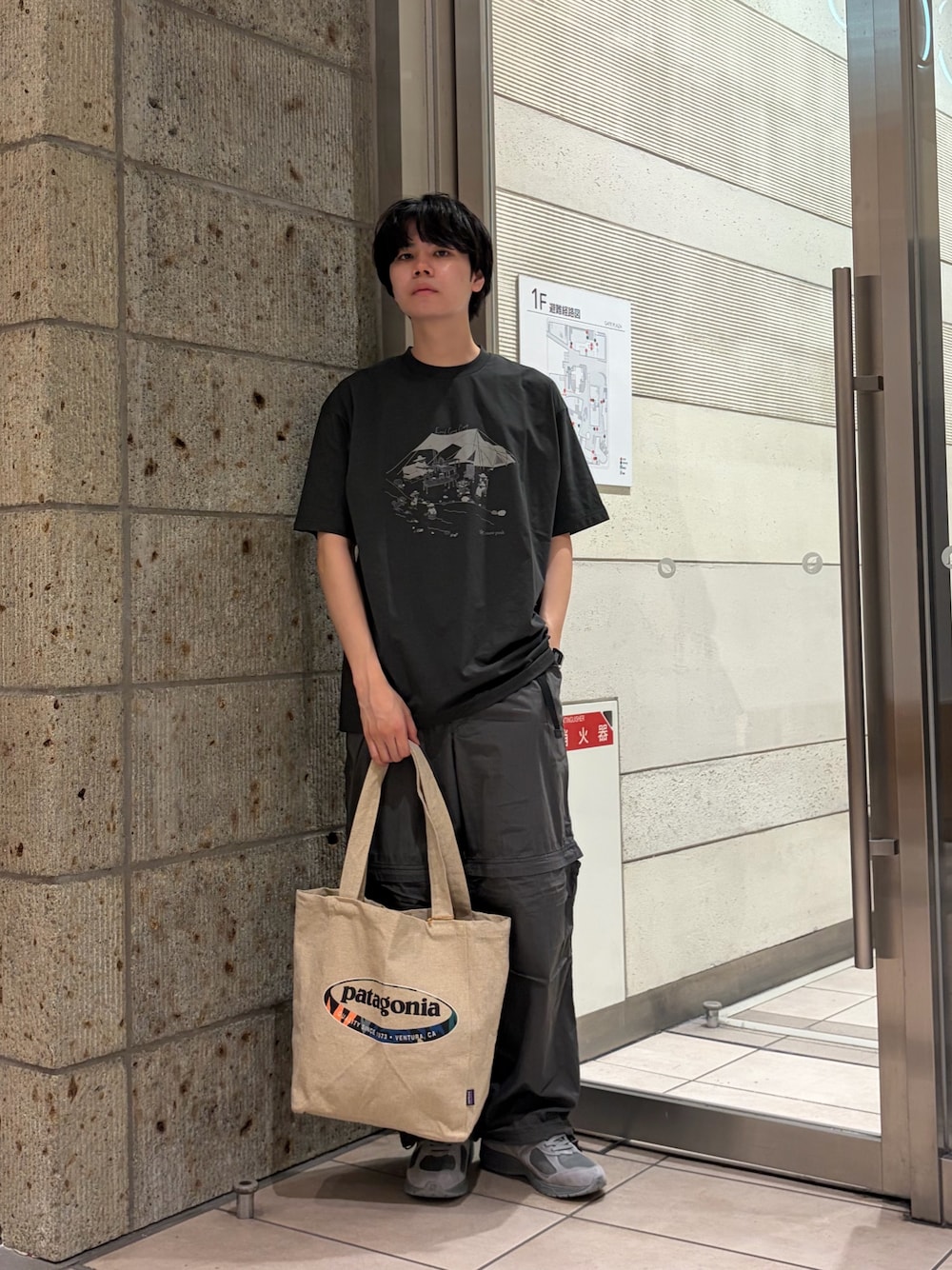 グレー系のTシャツ/カットソー、グレー系のその他パンツ、グレー系のスニーカーを着用したメンズの夏コーディネートの1枚目の写真